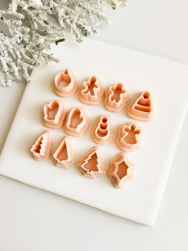 Женские зимние серьги из полиуретана с имбирным домиком
Женские зимние серьги из полиуретана с имбирным домиком