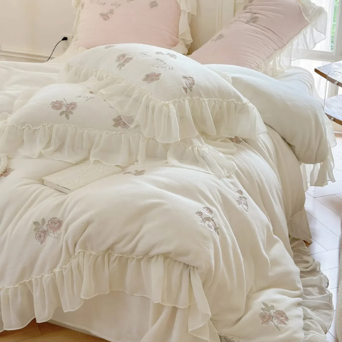 French style warm coral velvet four piece set, winter princess style milk velvet duvet cover, bed sheets, thickened bedding
French style warm coral velvet four piece set, winter princess style milk velvet duvet cover, bed sheets, thickened bedding