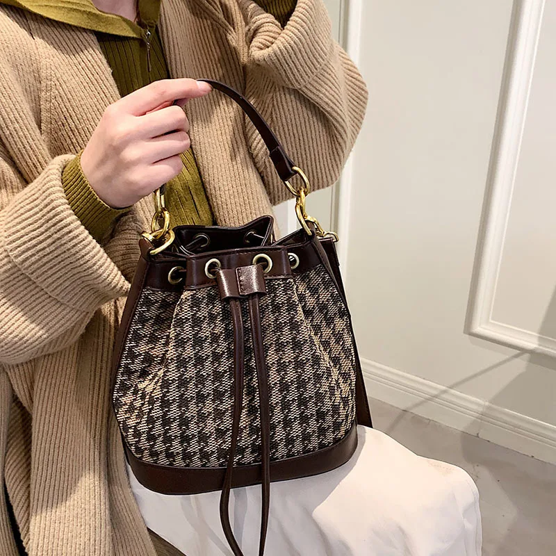 Female Bag 2022 Spring New Diagonal Bucket Bag Korean Fashion Canvas Shoulder Bag European Retro Handbag
Female Bag 2022 Spring New Diagonal Bucket Bag Korean Fashion Canvas Shoulder Bag European Retro Handbag