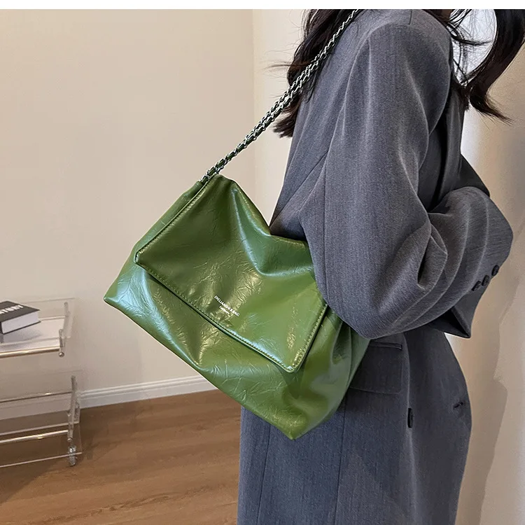 New simple classic fashion trend retro casual versatile elegant large capacity soft surface female chain shoulder tote bag
New simple classic fashion trend retro casual versatile elegant large capacity soft surface female chain shoulder tote bag