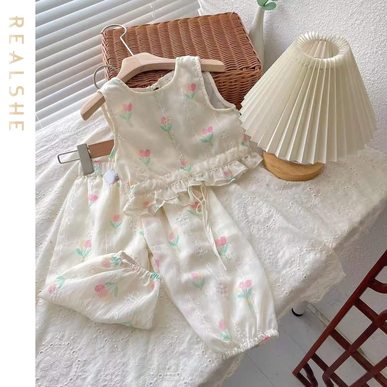 2023 Baby Girls Clothes Set Summer Clothing Set Kids Sweet Outfit Sleeveless Floral Top Pants Children Clothes Suit
2023 Baby Girls Clothes Set Summer Clothing Set Kids Sweet Outfit Sleeveless Floral Top Pants Children Clothes Suit