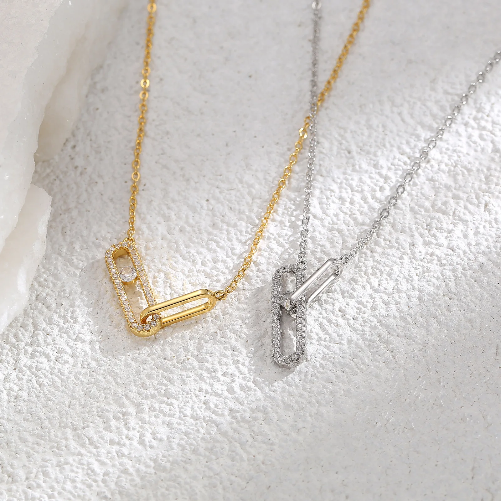 Brand Charm High Grade Copper Plated Gold Hollow Set Zircon Double Ring Necklace Women's Jewelry Valentine's Day Gift 
Brand Charm High Grade Copper Plated Gold Hollow Set Zircon Double Ring Necklace Women's Jewelry Valentine's Day Gift
