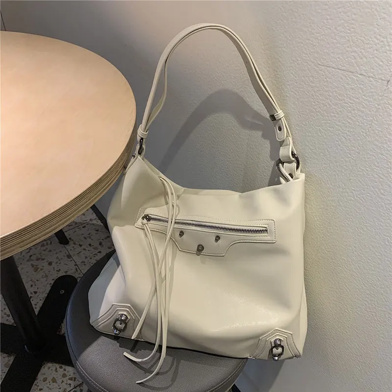 Rivet Tote Bag Large Capacity Bag Women 2022 New Popular Design Fashion Women's Bag Versatile Commuter Crossbody Bag
Rivet Tote Bag Large Capacity Bag Women 2022 New Popular Design Fashion Women's Bag Versatile Commuter Crossbody Bag