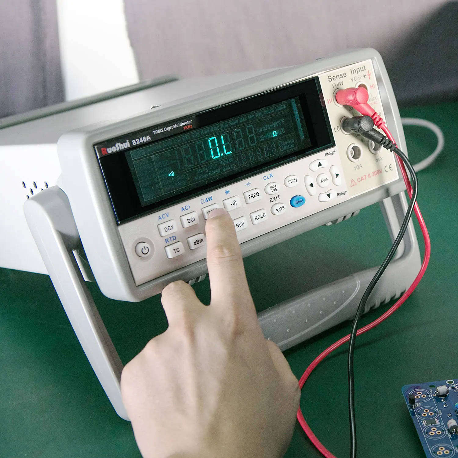 Victor 8246A 4-1/2 цифра настольный цифровой мультиметр 55000 отсчетов DMM True-RMS DC напряжение 0.025% USB интерфейсы поддержка SCPI
Victor 8246A 4-1/2 цифра настольный цифровой мультиметр 55000 отсчетов DMM True-RMS DC напряжение 0.025% USB интерфейсы поддержка SCPI