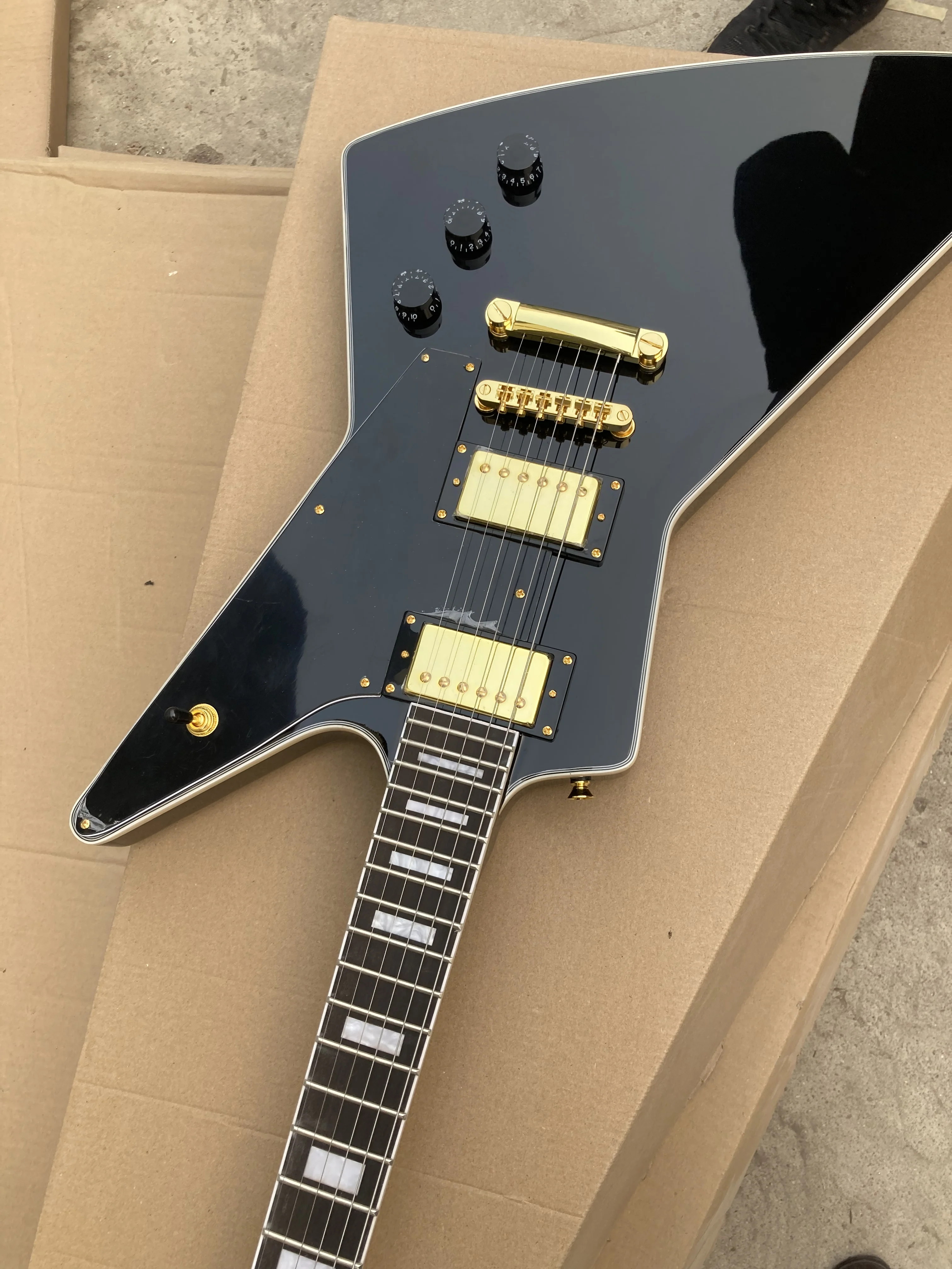 Goose Black 6 String Electric Guitar Mahogany Body And Neck Gold Hardware High Quality Free Delivery
Goose Black 6 String Electric Guitar Mahogany Body And Neck Gold Hardware High Quality Free Delivery
