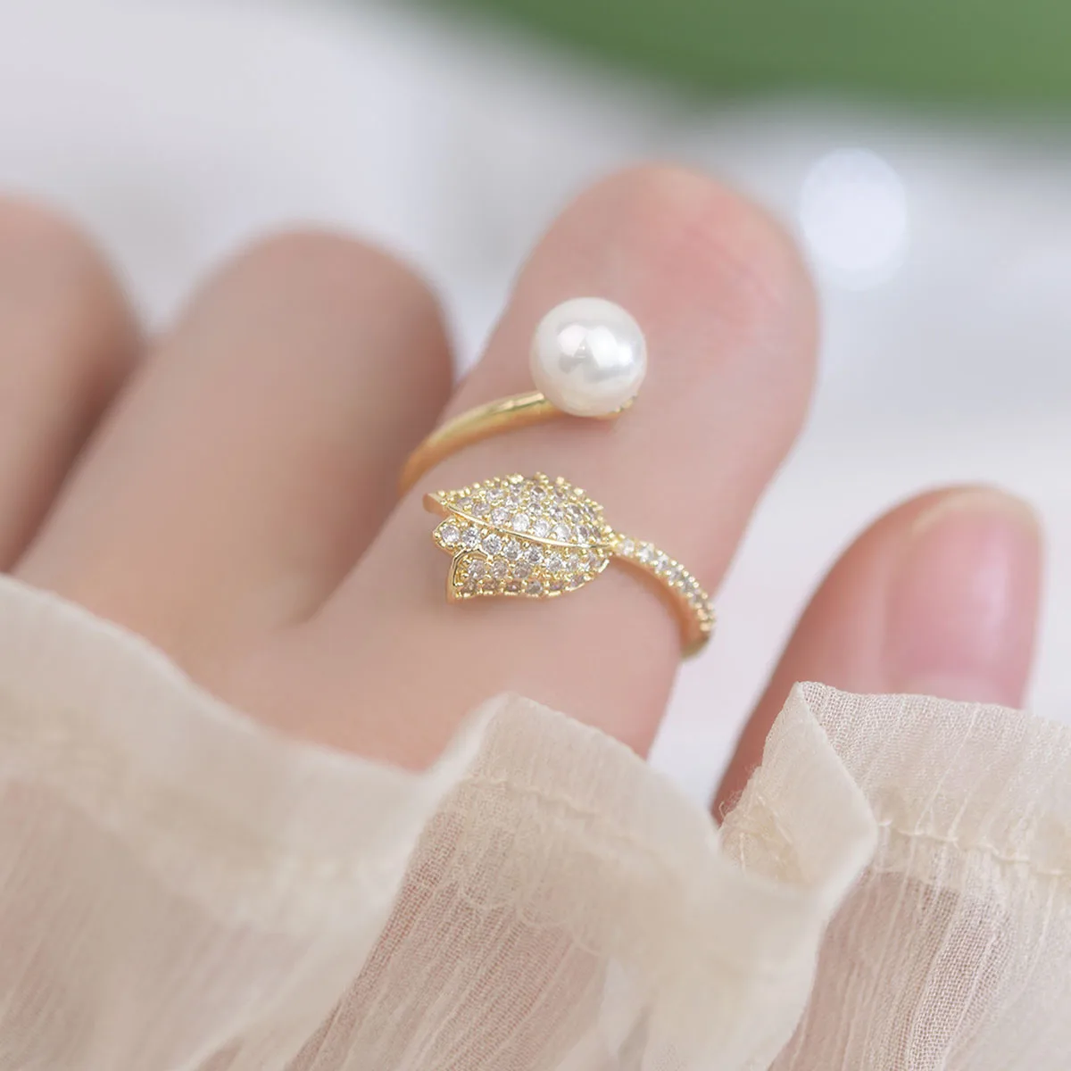 French Temperament Full Cz Tulip Pearl Ring for Lady Beautiful Waterproof 14K Real Gold Rings Wedding Daily Pendant Jewelry
French Temperament Full Cz Tulip Pearl Ring for Lady Beautiful Waterproof 14K Real Gold Rings Wedding Daily Pendant Jewelry