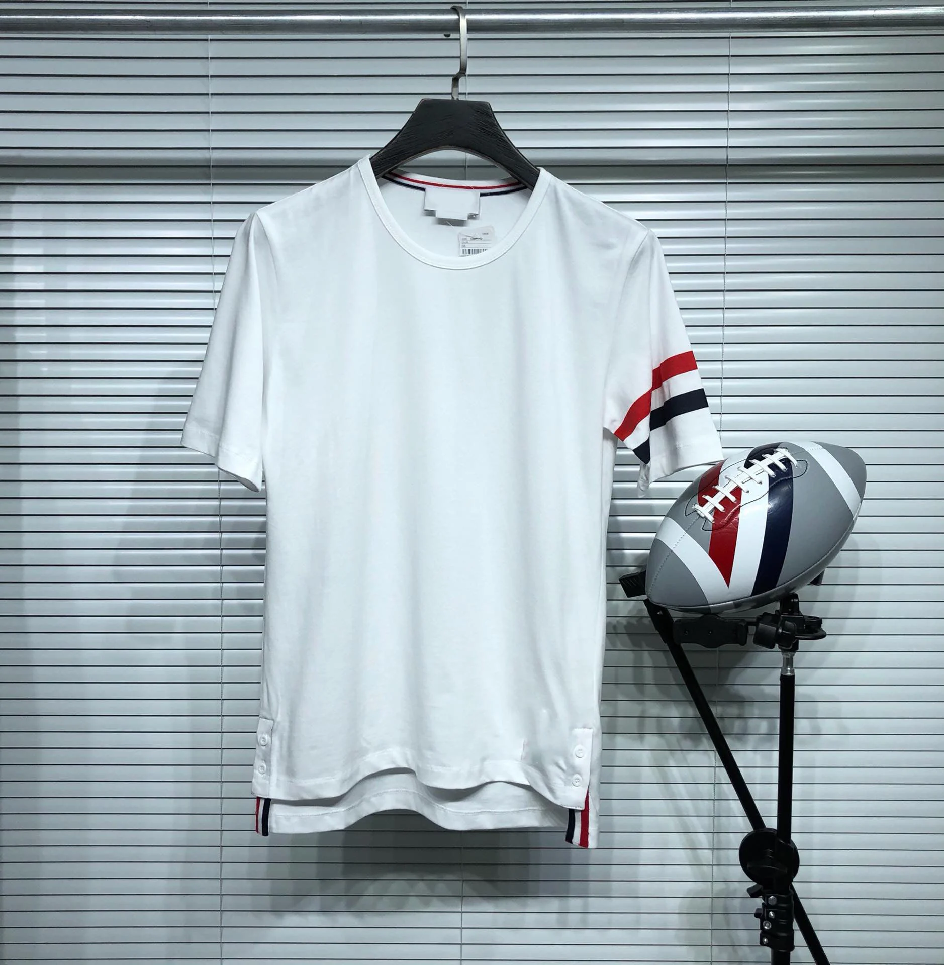 THOM T-Shirt Men Women Luxury Brand TB Short Sleeve Casual Clothing Solid Striped Thin Summer Couple O-neck Cotton Tees
THOM T-Shirt Men Women Luxury Brand TB Short Sleeve Casual Clothing Solid Striped Thin Summer Couple O-neck Cotton Tees