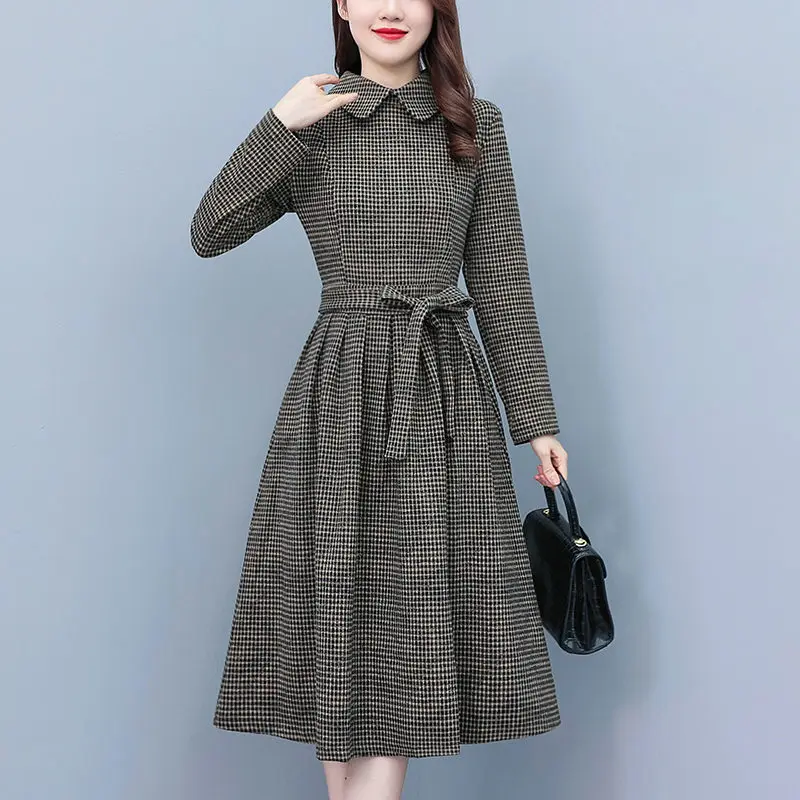 Autumn And Winter Dress For Women 2022 New Vintage Temperament Doll Collar Korean Fashion Large Size Plaid Dress Midi Robe T1179
Autumn And Winter Dress For Women 2022 New Vintage Temperament Doll Collar Korean Fashion Large Size Plaid Dress Midi Robe T1179