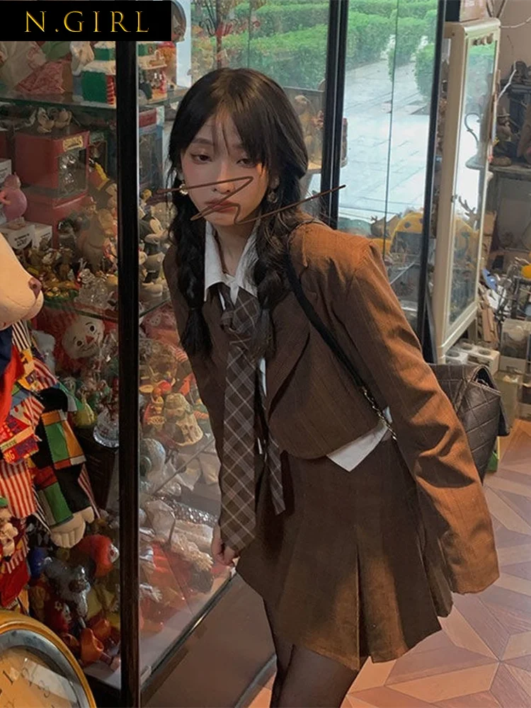 Весна 2022, Женский костюм в стиле преппи для девочек, блейзер + юбка + рубашка, комплект из трех предметов, женская форма, коричневая уличная одежда для студентов, офисных дам
Весна 2022, Женский костюм в стиле преппи для девочек, блейзер + юбка + рубашка, комплект из трех предметов, женская форма, коричневая уличная одежда для студентов, офисных дам