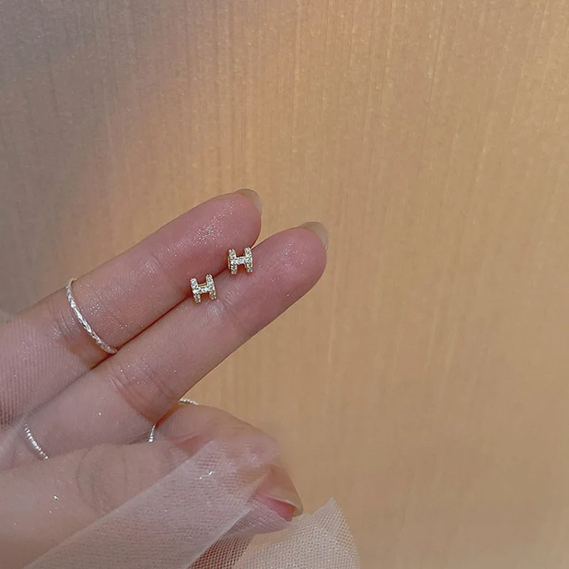 Мини-серёжки женские, с буквами типа H, универсальные
Мини-серёжки женские, с буквами типа H, универсальные