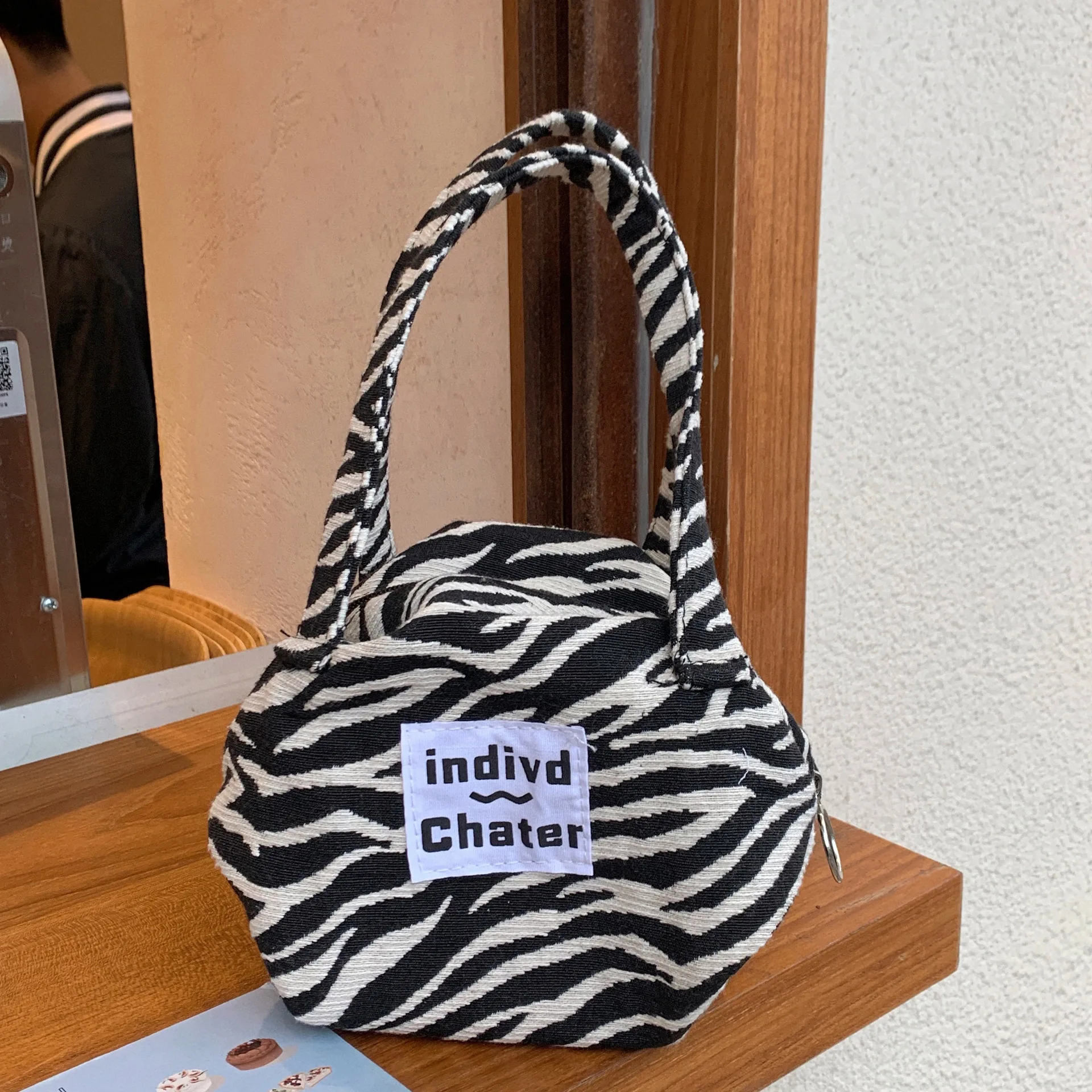Zebra Canvas Tote Bag Korean Casual Tote Bag Reuse Shopping Bag Vintage Women's Polka Dot Coin Purse
Zebra Canvas Tote Bag Korean Casual Tote Bag Reuse Shopping Bag Vintage Women's Polka Dot Coin Purse