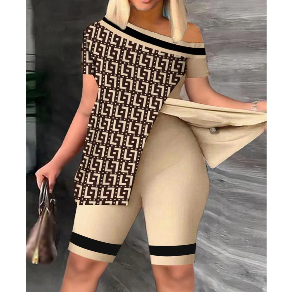 Женский комплект из топа и шортов, с коротким рукавом
Женский комплект из топа и шортов, с коротким рукавом