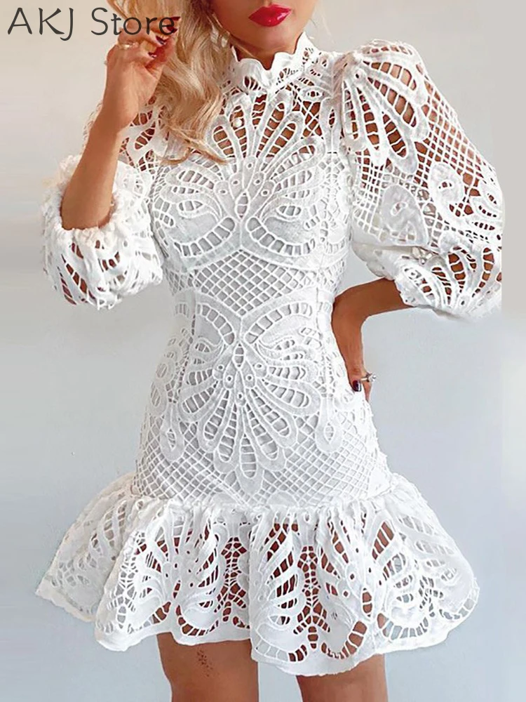 Белое кружевное платье с пышными рукавами и оборками на подоле
Белое кружевное платье с пышными рукавами и оборками на подоле