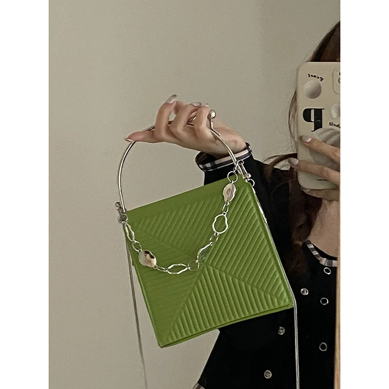 Дизайнерская Женская сумка во французском стиле, новинка 2022, портативная маленькая квадратная сумка Joker, сумка-мессенджер с усовершенствов... 
Дизайнерская Женская сумка во французском стиле, новинка 2022, портативная маленькая квадратная сумка Joker, сумка-мессенджер с усовершенствов...