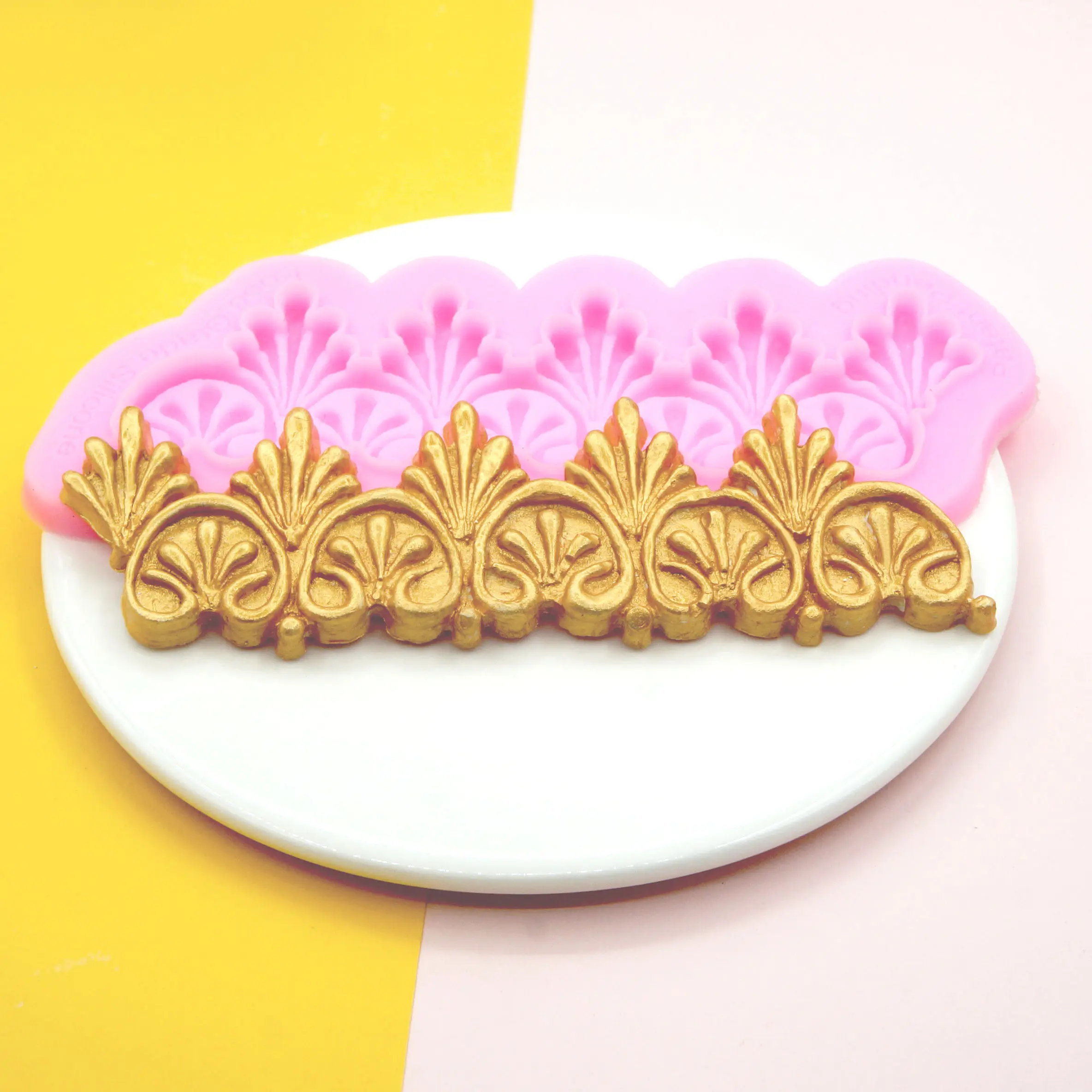 European style embossed embossed edge silicone fudge silicone mold birthday cake decoration chocolate mold
European style embossed embossed edge silicone fudge silicone mold birthday cake decoration chocolate mold