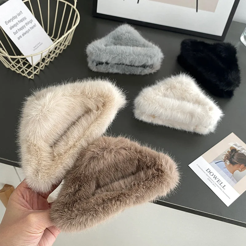 High Quality Free Shipping Winter Plush Hair Claw Clips Large Faux Fur Triangle Hair Clip Crab Headwear for Women Girls Hair
High Quality Free Shipping Winter Plush Hair Claw Clips Large Faux Fur Triangle Hair Clip Crab Headwear for Women Girls Hair