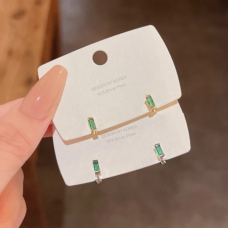 Green Zirconia Earrings Sleeper with Stones Minimalist Jewelry Copper Honey Gold Claw Hoop Huggie anillos acero quirurgico verde
Green Zirconia Earrings Sleeper with Stones Minimalist Jewelry Copper Honey Gold Claw Hoop Huggie anillos acero quirurgico verde