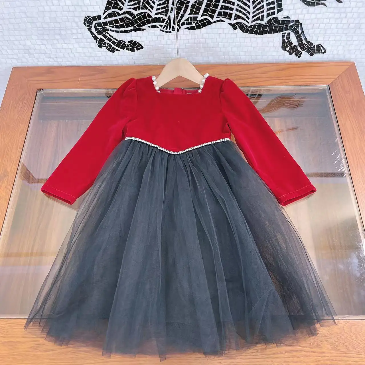 Popular children's wear 2022 new girls' temperament velvet splicing online princess skirt, pearl decoration, fashionable and ver
Popular children's wear 2022 new girls' temperament velvet splicing online princess skirt, pearl decoration, fashionable and ver