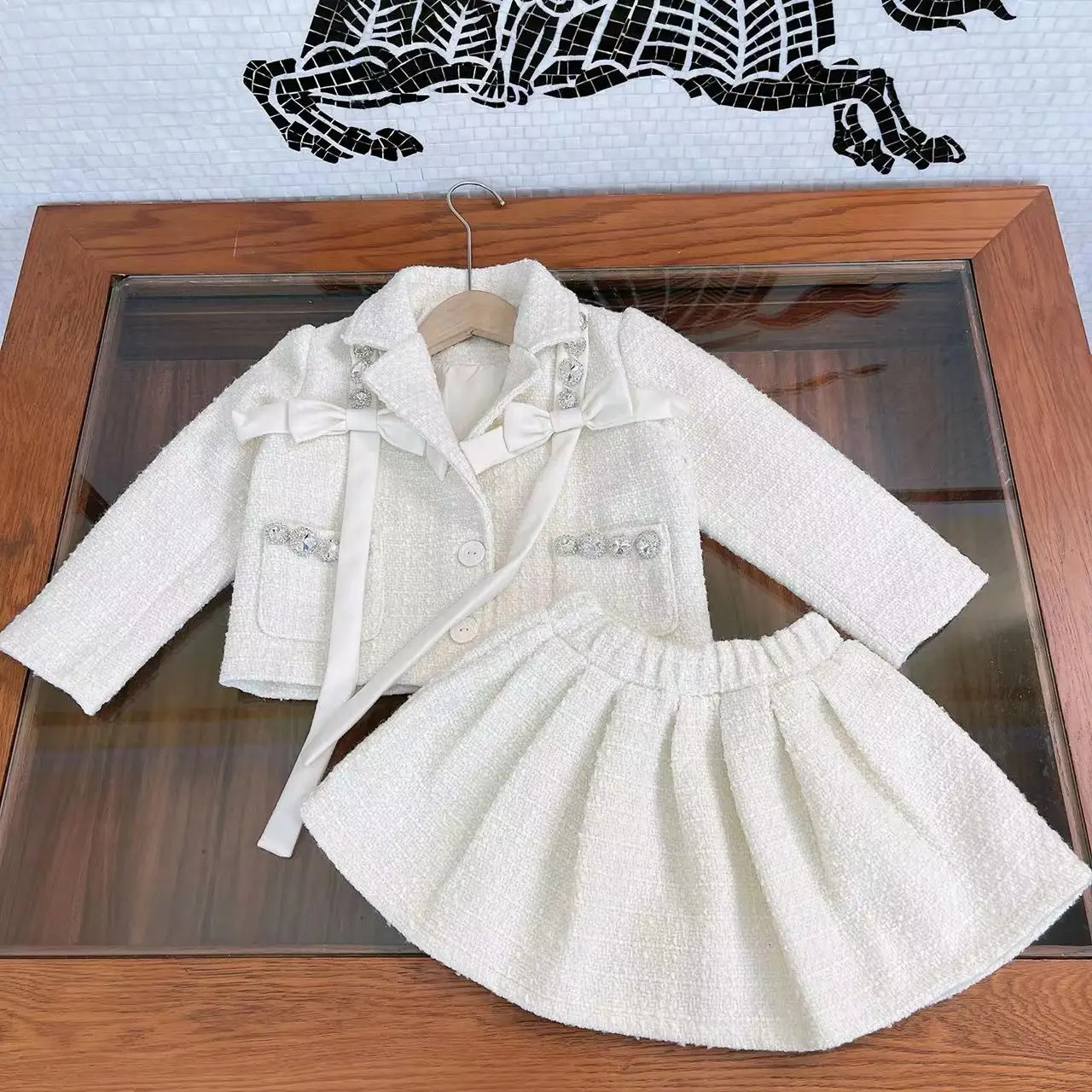 2022 spring and autumn new girls' suit bow decorative small suit jacket + woolen skirt two-piece children's clothing
2022 spring and autumn new girls' suit bow decorative small suit jacket + woolen skirt two-piece children's clothing