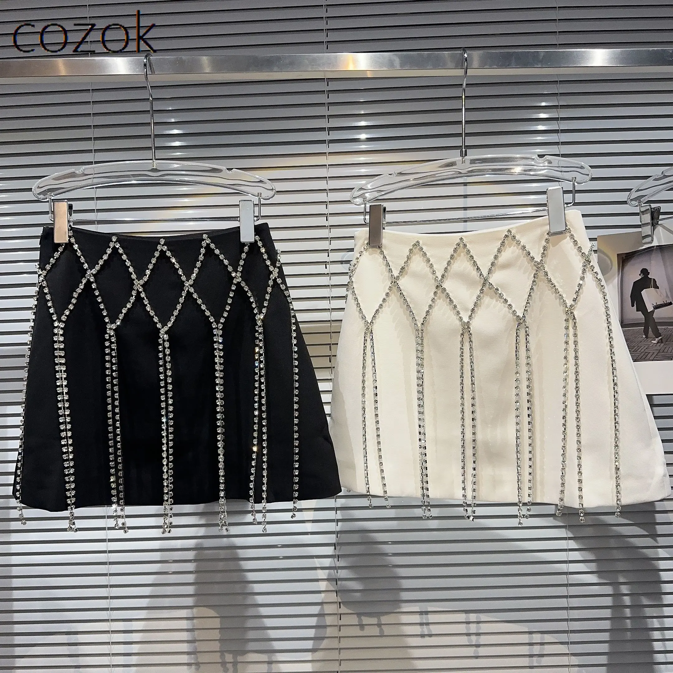 Light Luxury Skirt Autumn New Hot Girl Diamond Lattice Rhinestone Chain Heavy Industry Skirt Short Elegant Ladies A- Line Skirt
Light Luxury Skirt Autumn New Hot Girl Diamond Lattice Rhinestone Chain Heavy Industry Skirt Short Elegant Ladies A- Line Skirt