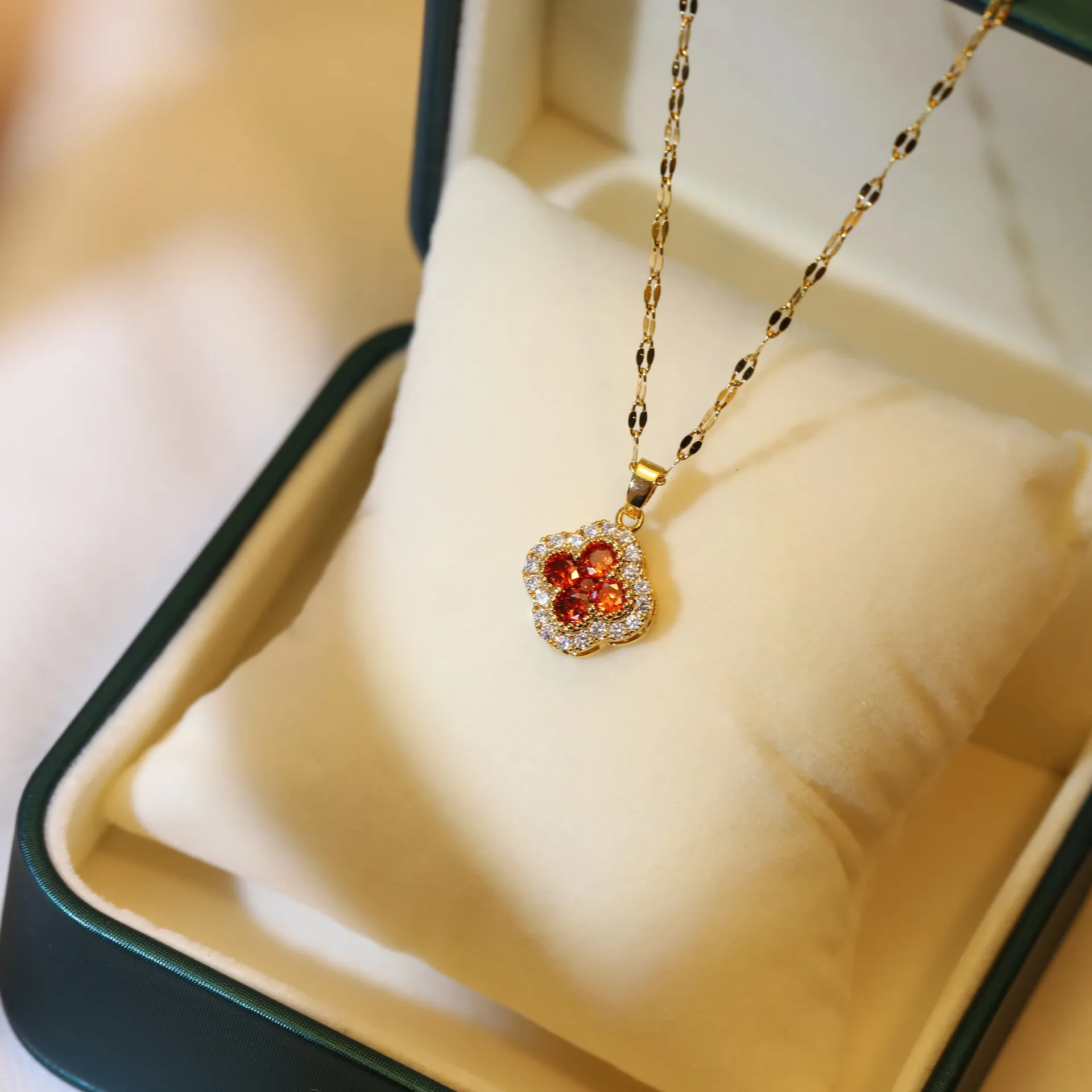 G&D Vintage Red Crystal Flower Pendant Necklace for Women Gift Party Luxury Clover Full Crystal Necklace Stainless Steel Jewelry
G&D Vintage Red Crystal Flower Pendant Necklace for Women Gift Party Luxury Clover Full Crystal Necklace Stainless Steel Jewelry