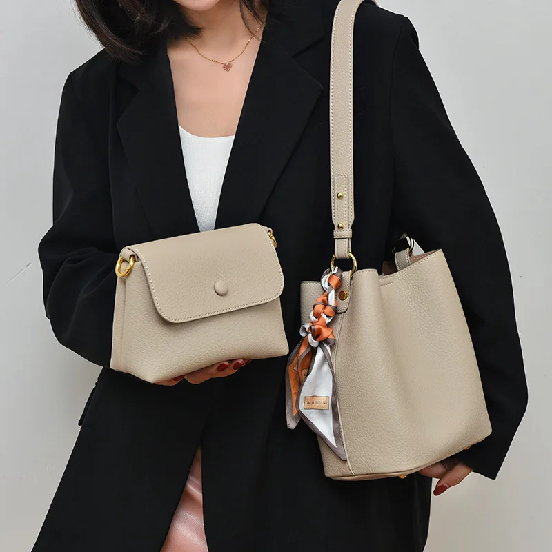 2023 New Genuine Leather Bucket Mother Bag Fashion Women's Shoulder Belt Single Shoulder Underarm Bag
2023 New Genuine Leather Bucket Mother Bag Fashion Women's Shoulder Belt Single Shoulder Underarm Bag