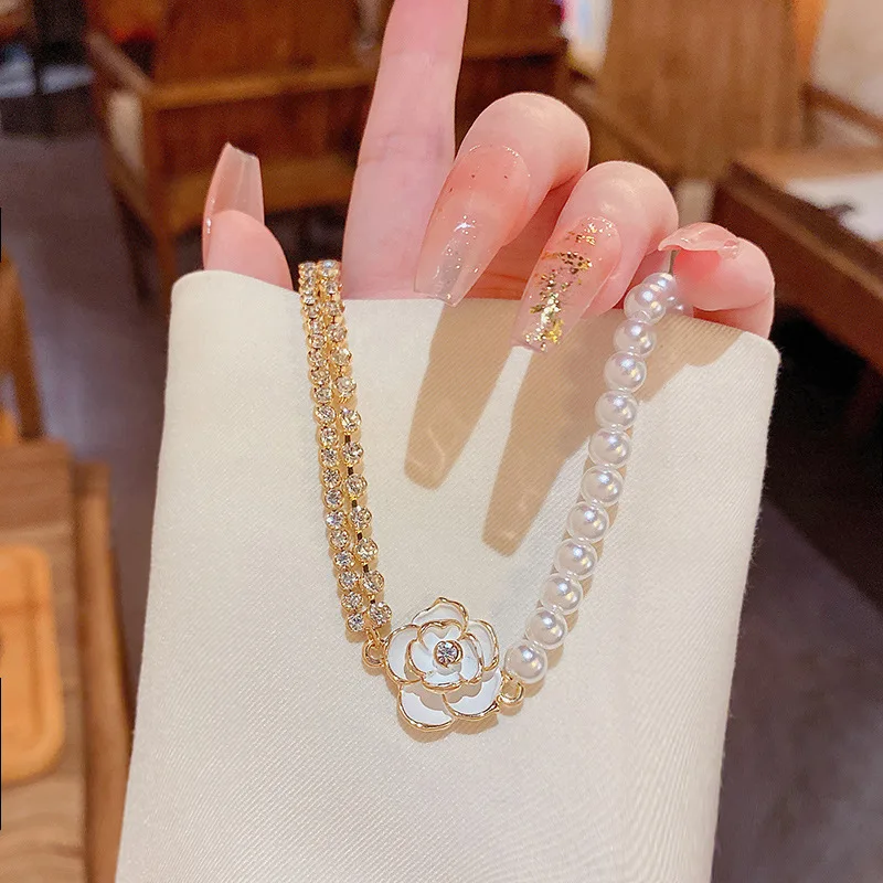 Pearl Camellia Stitching Necklace Noble Temperament Ladies Ins Style Light Luxury Niche All-match Clavicle Chain Trend New
Pearl Camellia Stitching Necklace Noble Temperament Ladies Ins Style Light Luxury Niche All-match Clavicle Chain Trend New