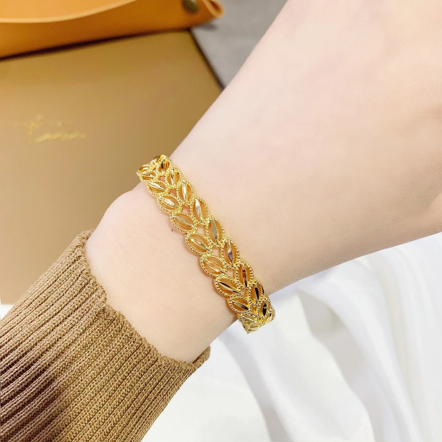 Shajin Wheat Ear Opening Adjustable Hollow Bracelet Bracelet Brass Gold Plated Ladies Fashion Auspicious Bracelet Bracelet
Shajin Wheat Ear Opening Adjustable Hollow Bracelet Bracelet Brass Gold Plated Ladies Fashion Auspicious Bracelet Bracelet