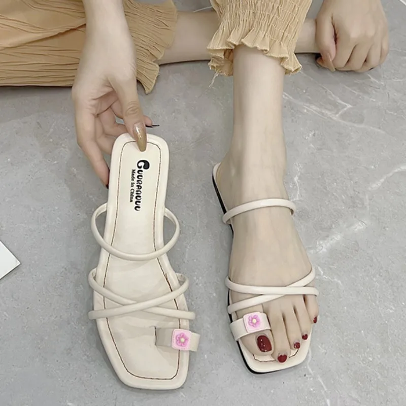 Женские шлепанцы на плоской подошве, с застежкой и цветочным принтом 
Женские шлепанцы на плоской подошве, с застежкой и цветочным принтом