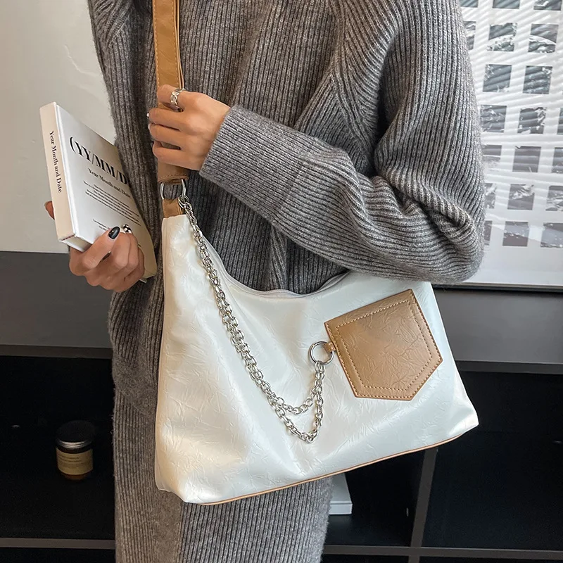 2022Women's Casual Chain Large Capacity Shoulder Bag Fashion Retro Women's Bag Fashion Versatile Crossbody Bag Commuter Tote Bag
2022Women's Casual Chain Large Capacity Shoulder Bag Fashion Retro Women's Bag Fashion Versatile Crossbody Bag Commuter Tote Bag