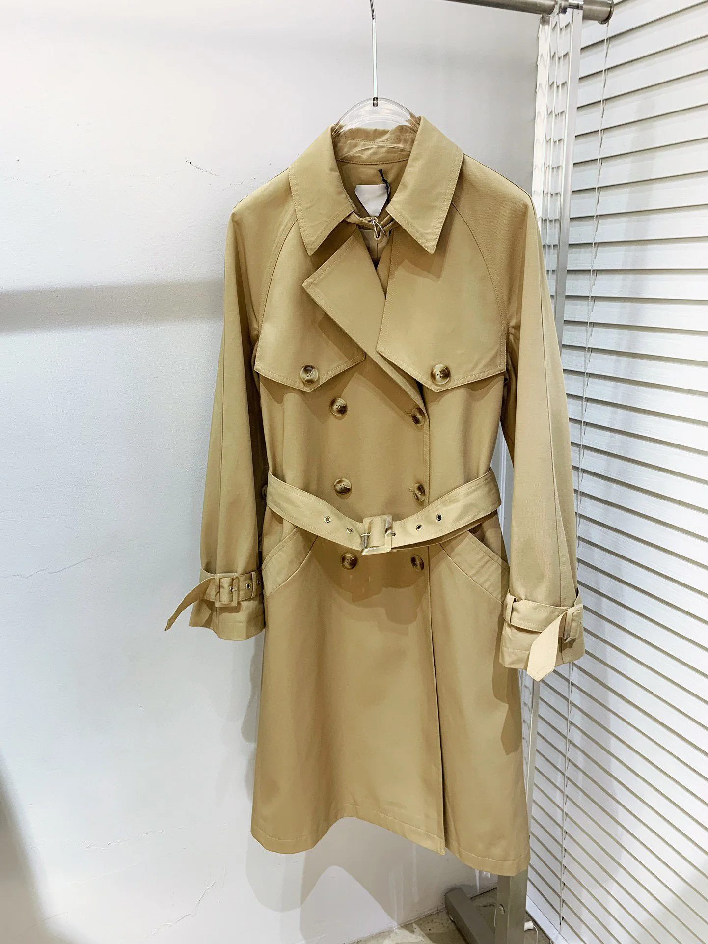 2023New waist long trench coat double breasted restore practical classic trench coat details
2023New waist long trench coat double breasted restore practical classic trench coat details