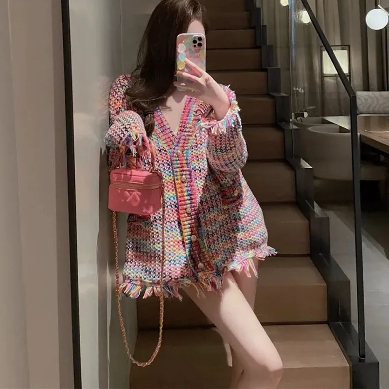 2023 New Spring Rainbow Color Knitted Sweater Women Fashion V-Neck Tassel Loose Vintage Single Breasted Causal Tops X151
2023 New Spring Rainbow Color Knitted Sweater Women Fashion V-Neck Tassel Loose Vintage Single Breasted Causal Tops X151