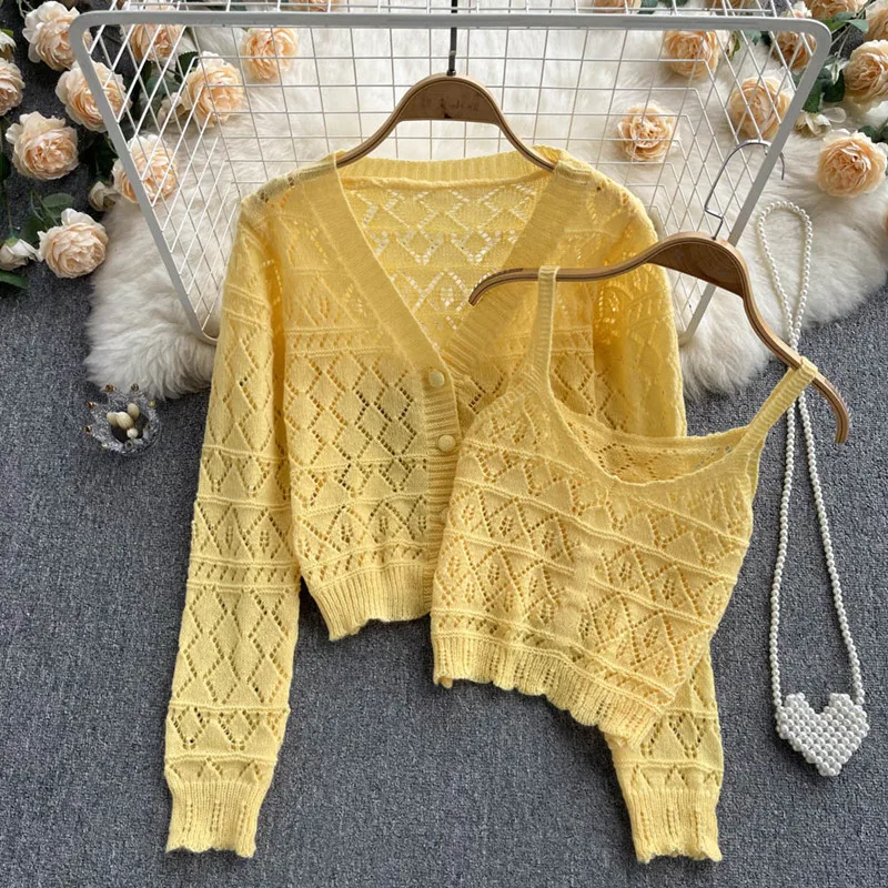 V-neck knitted jacket women's long sleeve short 2022 summer new hollow out suspender vest sweter set
V-neck knitted jacket women's long sleeve short 2022 summer new hollow out suspender vest sweter set
