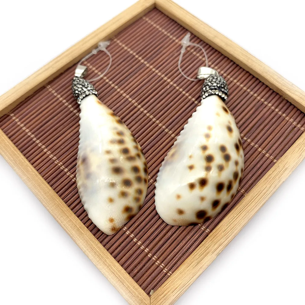 Natural Shell Conch Pendant White Irregular Shape Rhinestones Exquisite Handicraft Jewelry Pendant Necklace Jewelry Accessories
Natural Shell Conch Pendant White Irregular Shape Rhinestones Exquisite Handicraft Jewelry Pendant Necklace Jewelry Accessories
