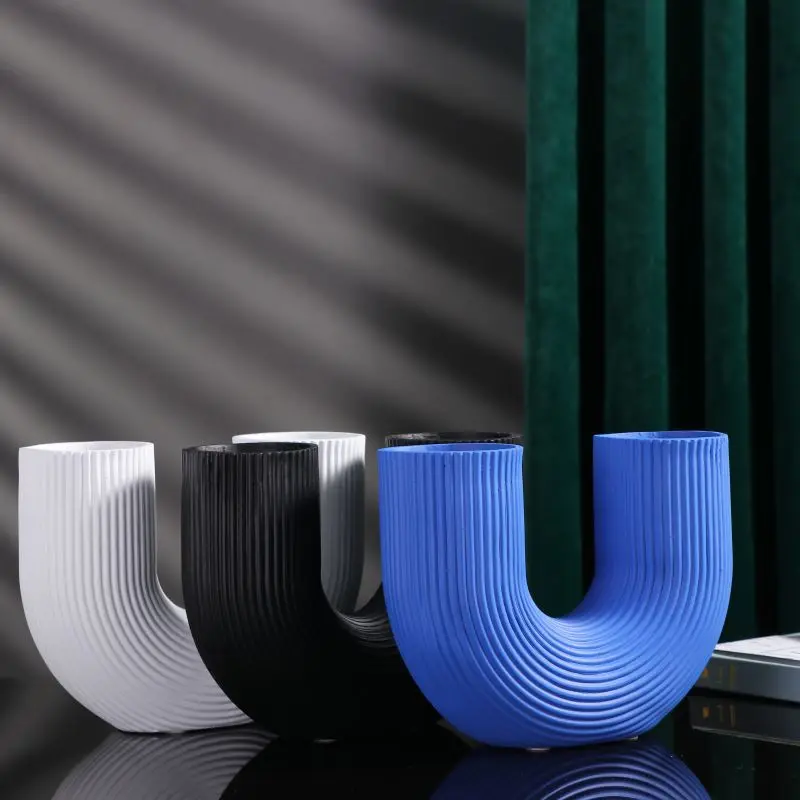 Simple ornaments U-shaped flowers inserted into the living room and coffee table decorations for housewarming.
Simple ornaments U-shaped flowers inserted into the living room and coffee table decorations for housewarming.