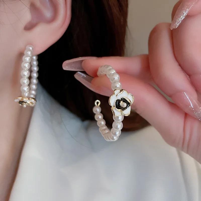 

Minar Retro Black White Color Enamel Flower Big Hoop Earrings for Women Hollow Out Circle Camellia Statement Earring Oorbellen
