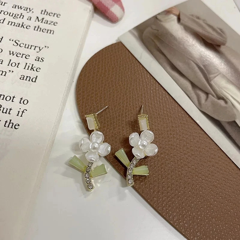Elegant Woman Resin Flower Drop Earrings Cute Korean Fashion Rhinestone Trendy Green Jewelry Party Holiday Gifts for Girl
Elegant Woman Resin Flower Drop Earrings Cute Korean Fashion Rhinestone Trendy Green Jewelry Party Holiday Gifts for Girl