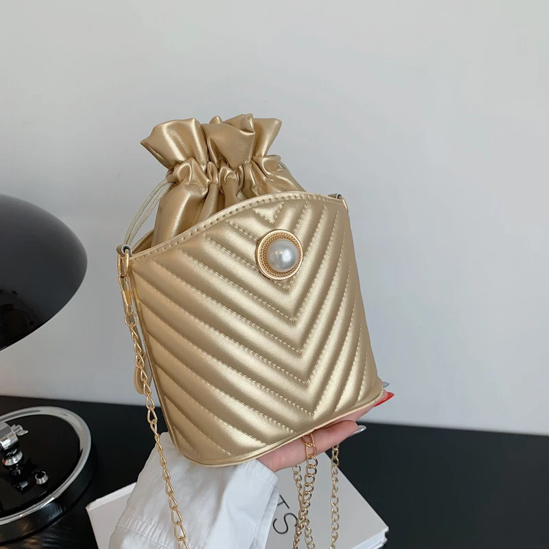 Chain bag women's 2022 summer new Korean fashion retro indentation drawstring bucket bag women's One Shoulder Messenger Bag
Chain bag women's 2022 summer new Korean fashion retro indentation drawstring bucket bag women's One Shoulder Messenger Bag