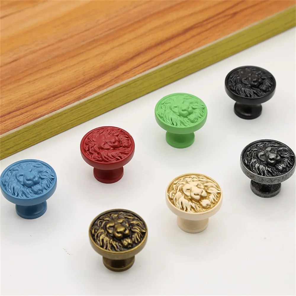 1pc Retro Lion Head Pattern Handle Kitchen Cabinet Cupboard Door Drawer Wardrobe Furniture Vintage Pulls Knobs Zinc Alloy
1pc Retro Lion Head Pattern Handle Kitchen Cabinet Cupboard Door Drawer Wardrobe Furniture Vintage Pulls Knobs Zinc Alloy