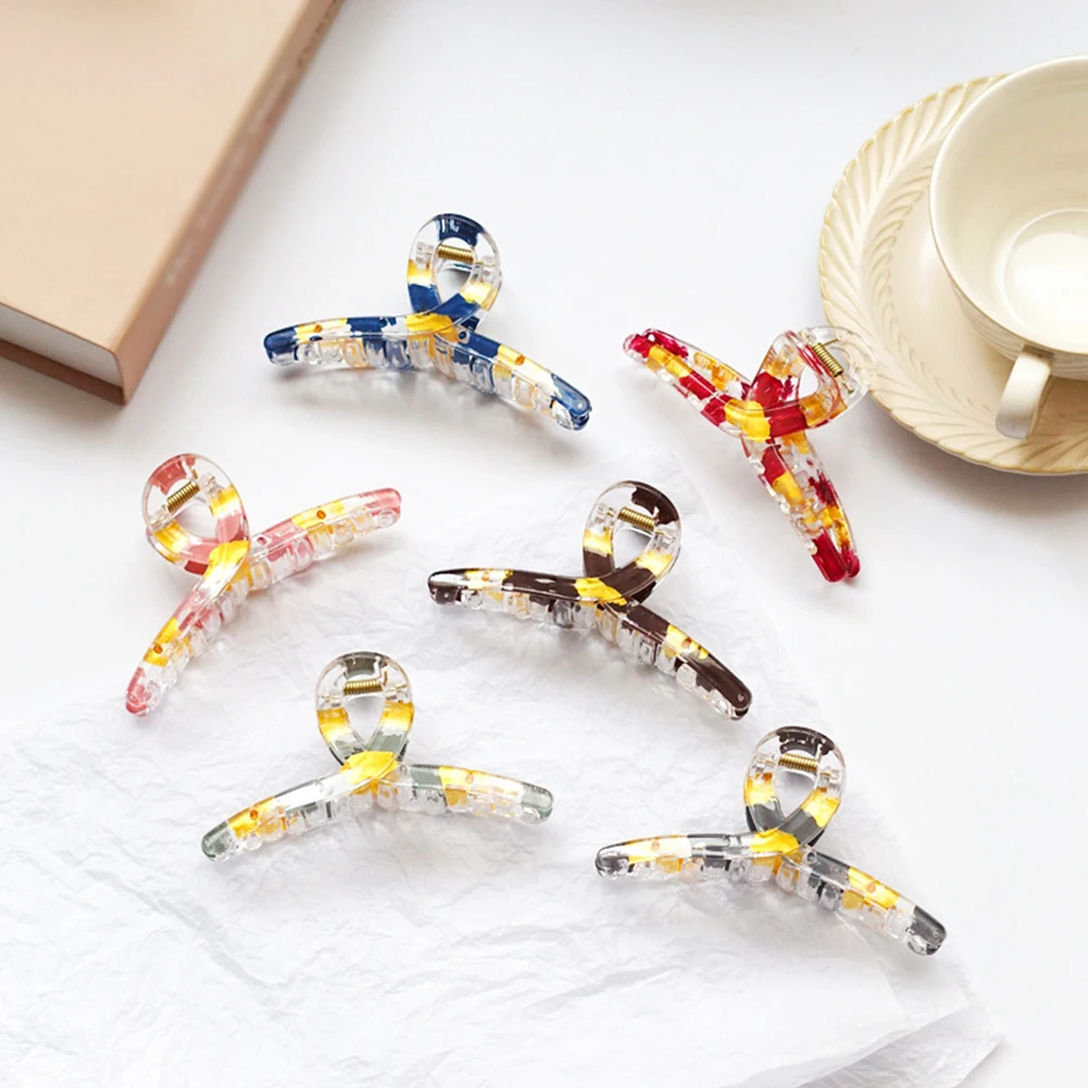 2022 Korea Summer New Spotted Claw Clip for Women Plastic Rectangle Hollow Hair Clamps Claw Clip Crab Chic Hair Accessories Gift
2022 Korea Summer New Spotted Claw Clip for Women Plastic Rectangle Hollow Hair Clamps Claw Clip Crab Chic Hair Accessories Gift