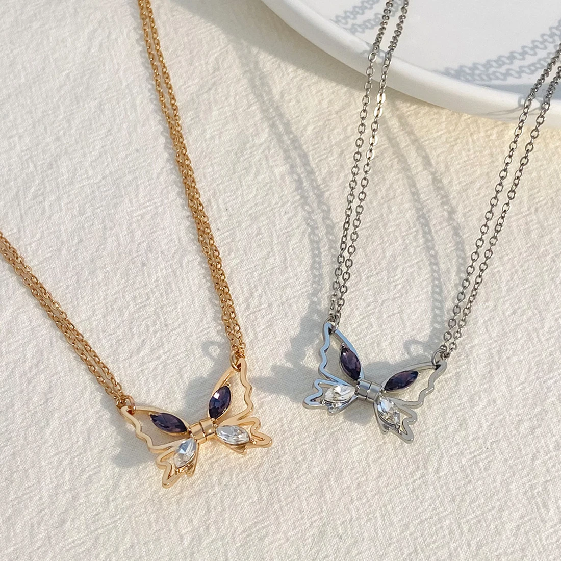Exquisite Hollow Butterfly Couple Necklace For Women Elegant Magnetic Pendant Clavicle Chain Wedding Engagement Couple Jewelry 
Exquisite Hollow Butterfly Couple Necklace For Women Elegant Magnetic Pendant Clavicle Chain Wedding Engagement Couple Jewelry