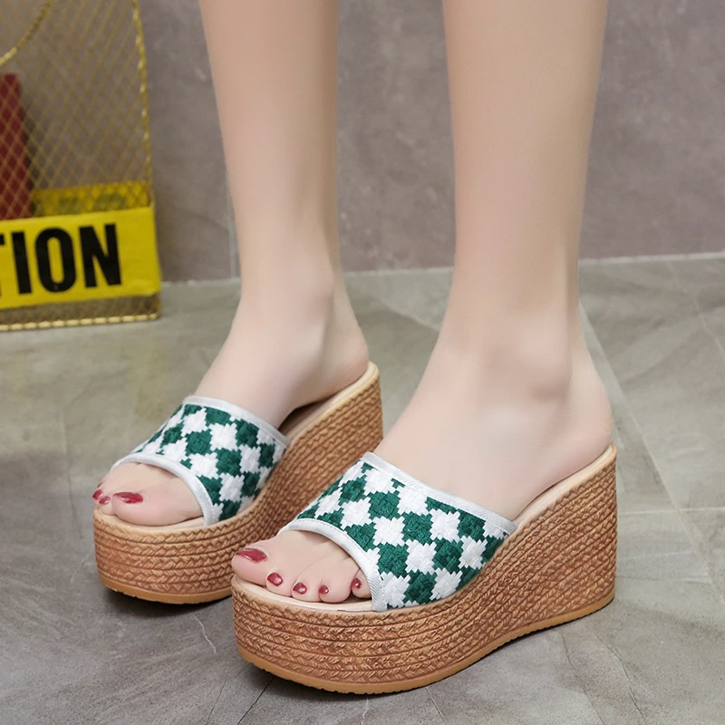 Шлепанцы женские на танкетке, сандалии на толстой подошве, пляжные тапочки, лето 2022
Шлепанцы женские на танкетке, сандалии на толстой подошве, пляжные тапочки, лето 2022