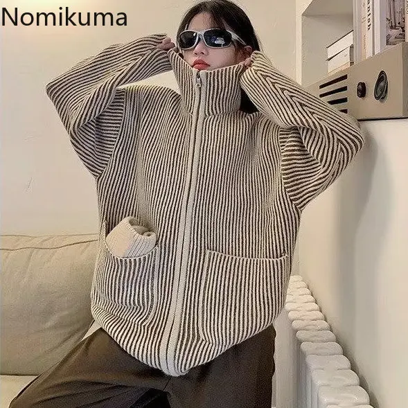 Nomikuma Pull Femme Hiver 2022 Stand Neck Striped Loose Knitted Warm Soft Cardigan Women Vintage Harajuku Fashion Cardigan Mujer
Nomikuma Pull Femme Hiver 2022 Stand Neck Striped Loose Knitted Warm Soft Cardigan Women Vintage Harajuku Fashion Cardigan Mujer