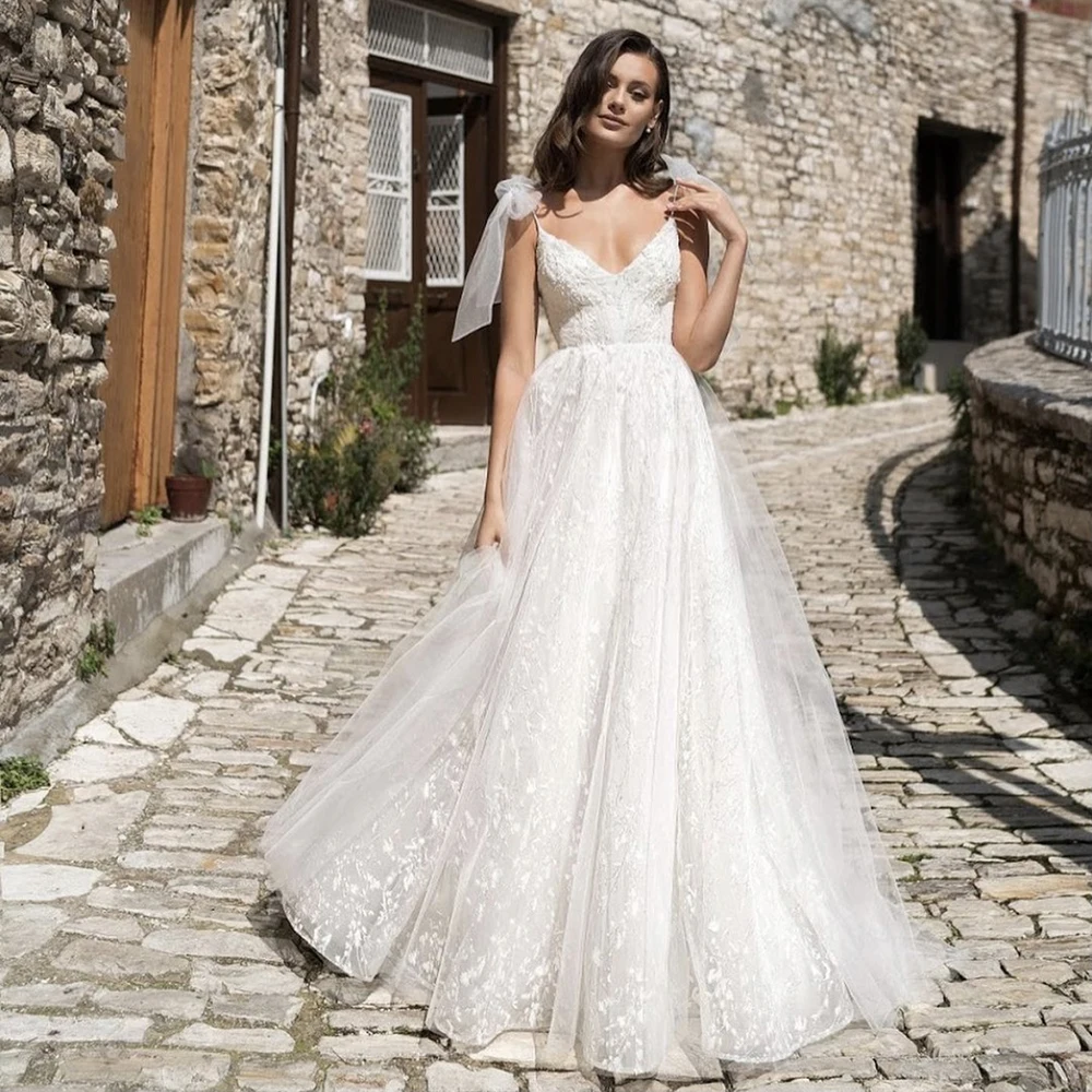 Modest Spaghetti Straps With Bows Backless Wedding Dresses V Neck Appliques Tulle Sleeveless Sweep Train Bridal Gowns Custom
Modest Spaghetti Straps With Bows Backless Wedding Dresses V Neck Appliques Tulle Sleeveless Sweep Train Bridal Gowns Custom