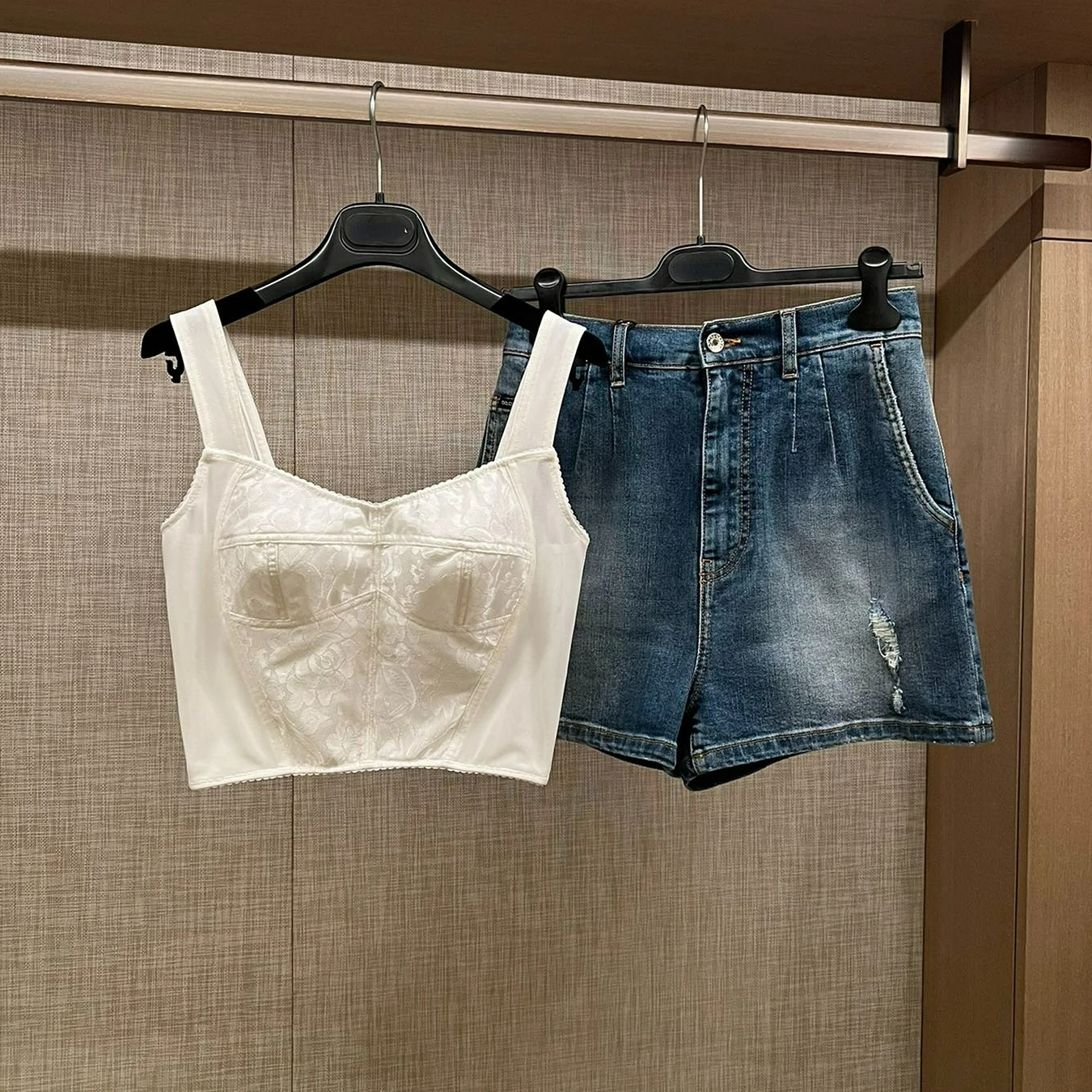 Top Quality 2022 New D Style White Women bra Sexy and Elegant for Lady Party and Club Beach Embroidery Hand frayed Shorts
Top Quality 2022 New D Style White Women bra Sexy and Elegant for Lady Party and Club Beach Embroidery Hand frayed Shorts