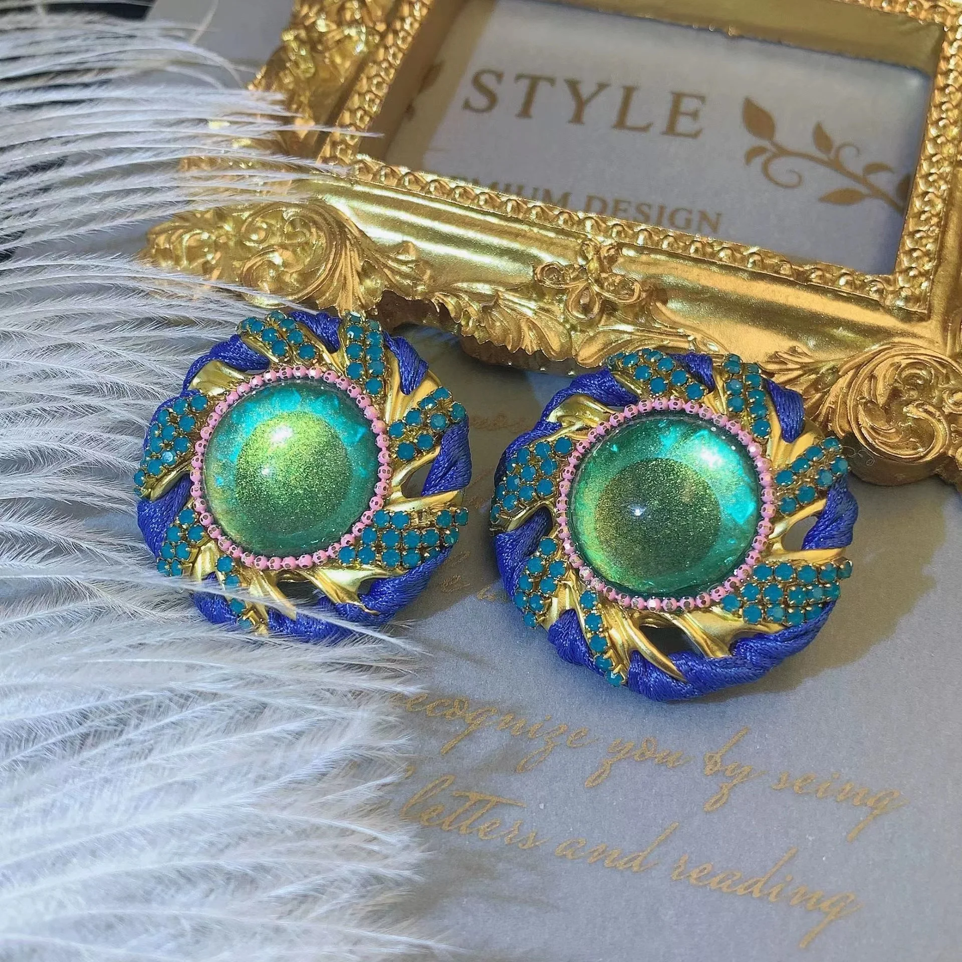 New Vintage Vintage green glazed cloth art inlaid zircon star earrings
New Vintage Vintage green glazed cloth art inlaid zircon star earrings