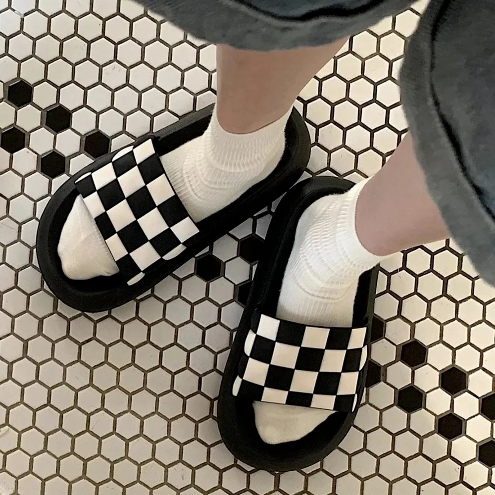 Шлепанцы женские шахматные, мягкая обувь для дома, пляжные сандалии на толстой подошве, мягкие тапочки для пар, черные белые, лето 2022 
Шлепанцы женские шахматные, мягкая обувь для дома, пляжные сандалии на толстой подошве, мягкие тапочки для пар, черные белые, лето 2022