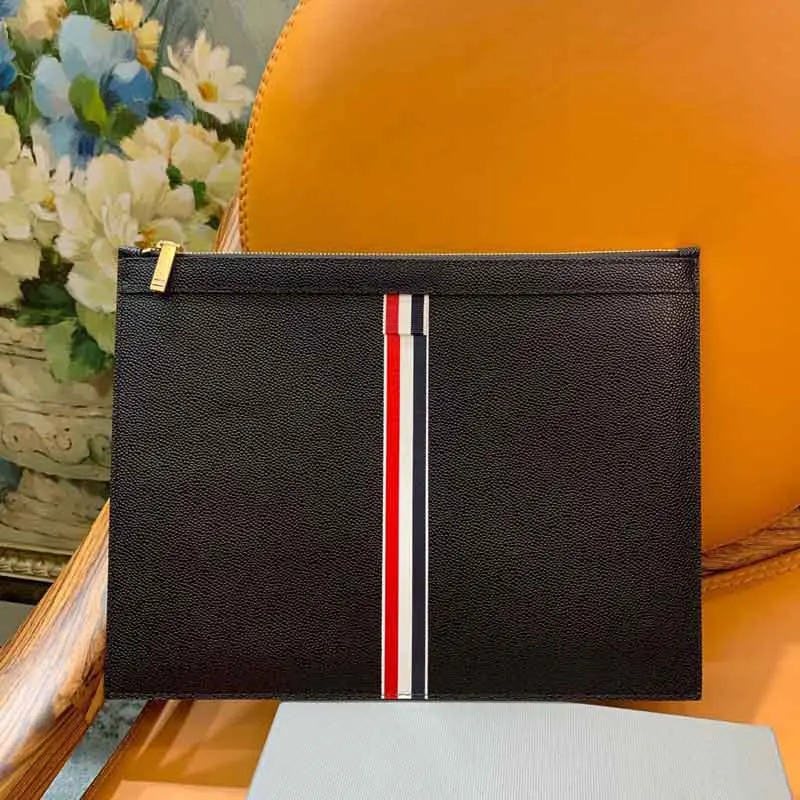 TB THOM Business Clutch Bag Middle RWB Striped Luxury Brand Design Men Handbag Leather High Quality Soft Large Capacity Wallets
TB THOM Business Clutch Bag Middle RWB Striped Luxury Brand Design Men Handbag Leather High Quality Soft Large Capacity Wallets