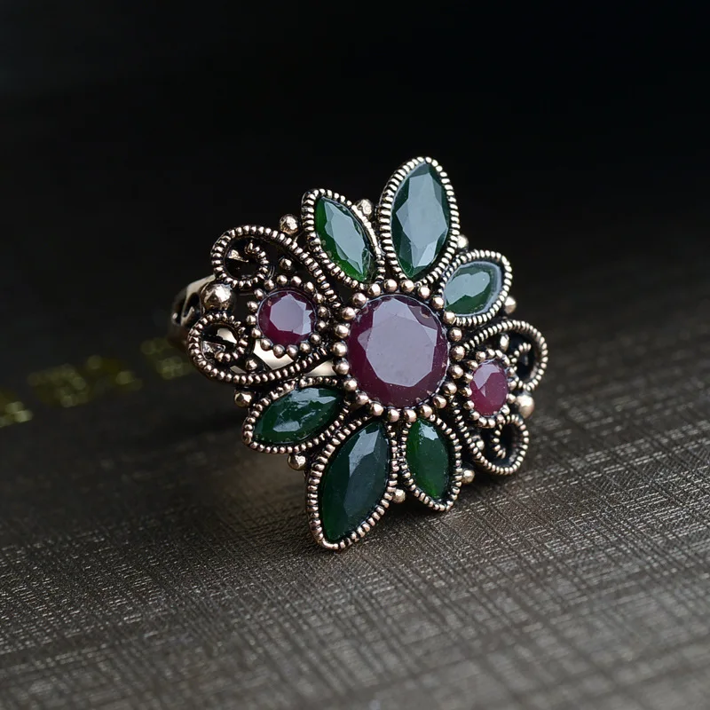 New 2022 Designer Vintage Gem Hollowed-out Ring With Small Flower Handmade Ring 
New 2022 Designer Vintage Gem Hollowed-out Ring With Small Flower Handmade Ring