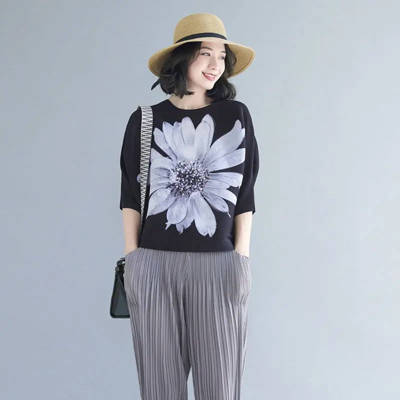 Design circular print large size thin pleated blouse retro short wild T-shirt female 2022 summer new printing female t shirt
Design circular print large size thin pleated blouse retro short wild T-shirt female 2022 summer new printing female t shirt